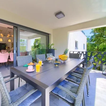 Wellness Villa- Four Bedroom With Swimming Pool Villa *