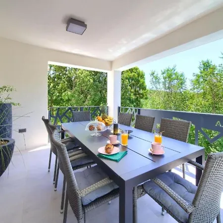 Wellness Villa- Four Bedroom With Swimming Pool Villa *