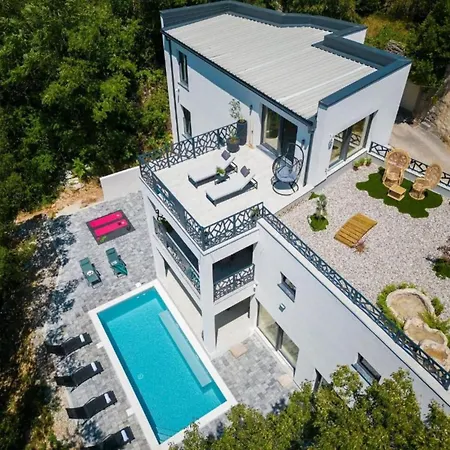Wellness Villa- Four Bedroom With Swimming Pool Vila *