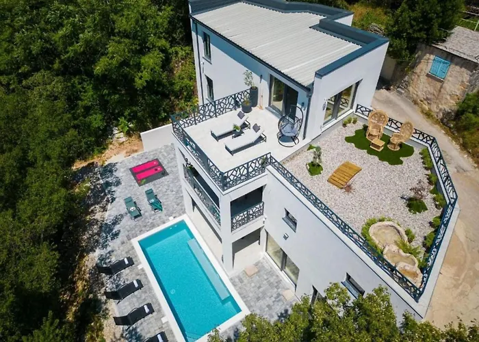 Wellness Villa- Four Bedroom With Swimming Pool Villa *