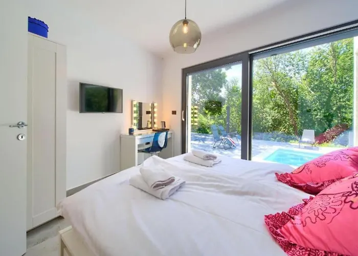 Vila Wellness Villa- Four Bedroom With Swimming Pool *