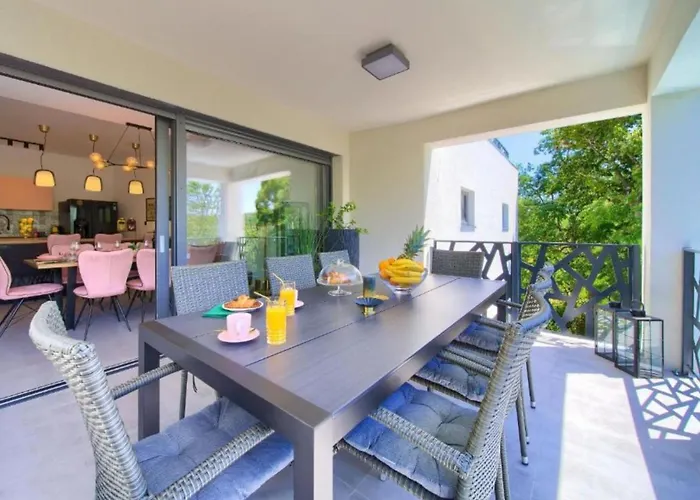 Wellness Villa- Four Bedroom With Swimming Pool Villa *